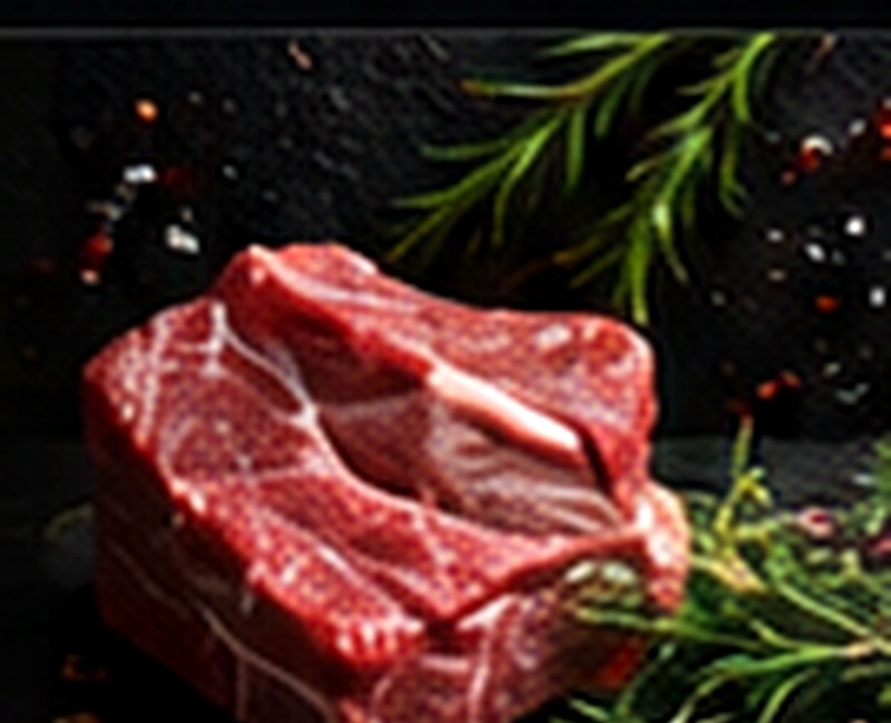 Свежее мясо на тёмной каменной поверхности